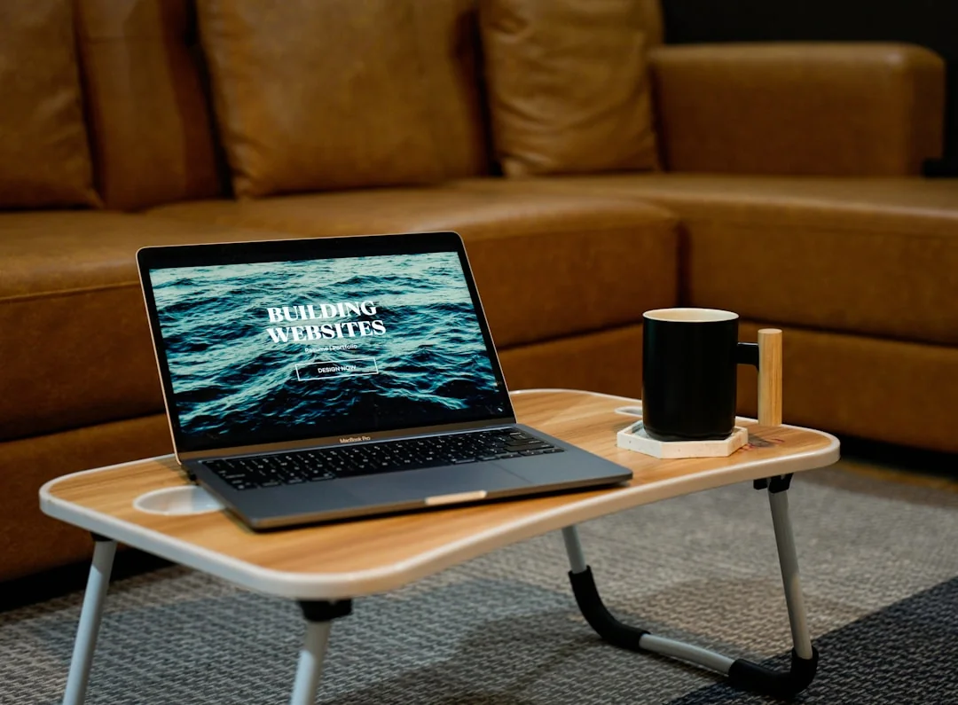 Un espace de travail contemporain mettant en scène un ordinateur portable, une tablette et des smartphones, idéal pour un usage technologique et freelance.